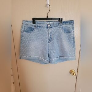 New Max Womens Light Wash Denim Shorts With Diamond Detailing Size 22 NWT